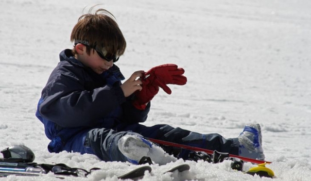 nino sentado en la nieve.jpg